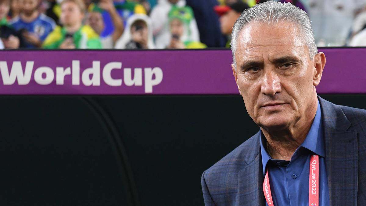 Portret Tite, byłego selekcjonera reprezentacji Brazylii, w garniturze, patrzącego wprost przed siebie z poważnym wyrazem twarzy.