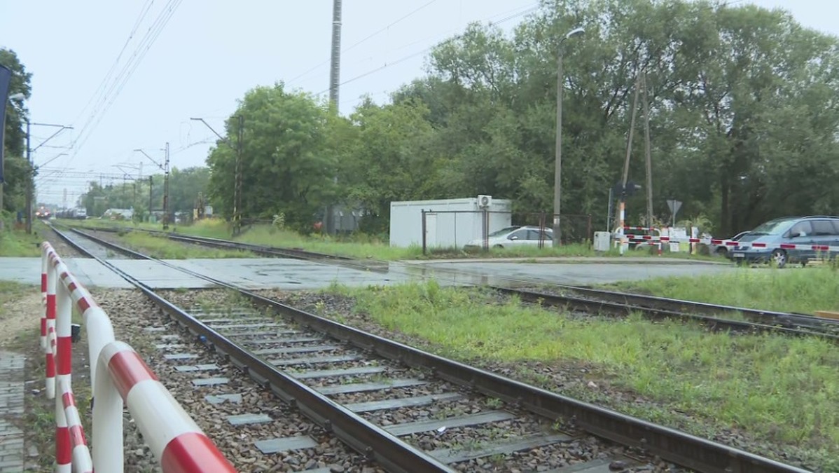 Długołęka: Samochód uderzył w jadący pociąg. Kierowca w szpitalu