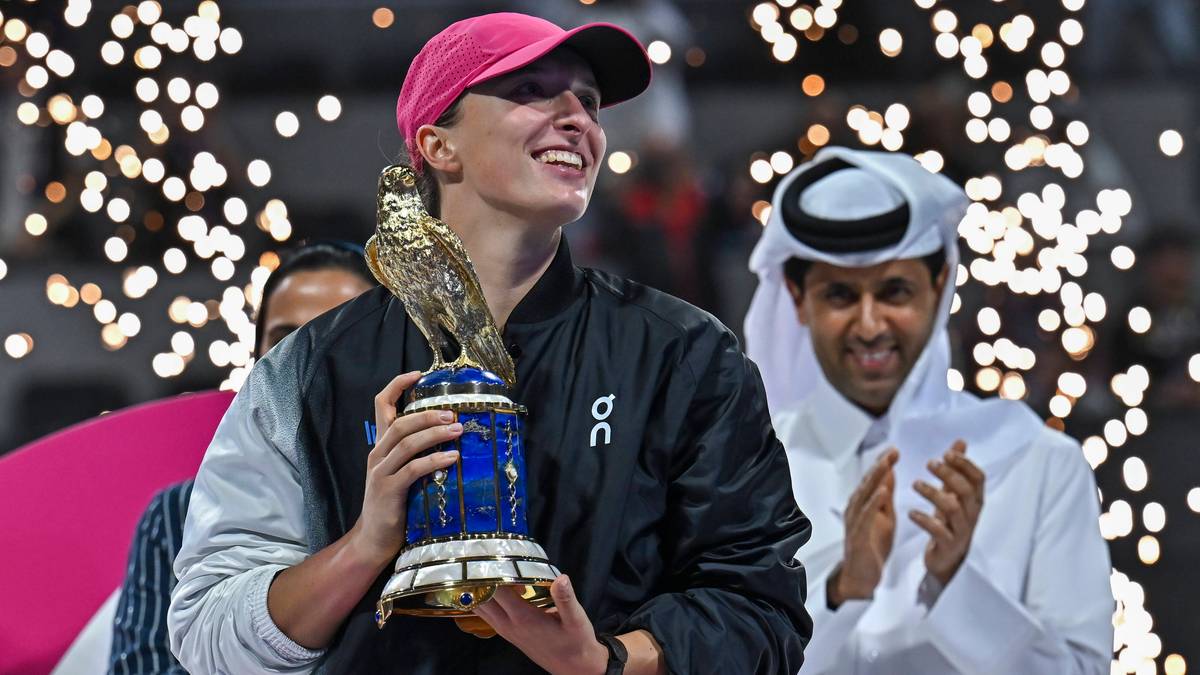 Iga Świątek prezentuje trofeum turniejowe.