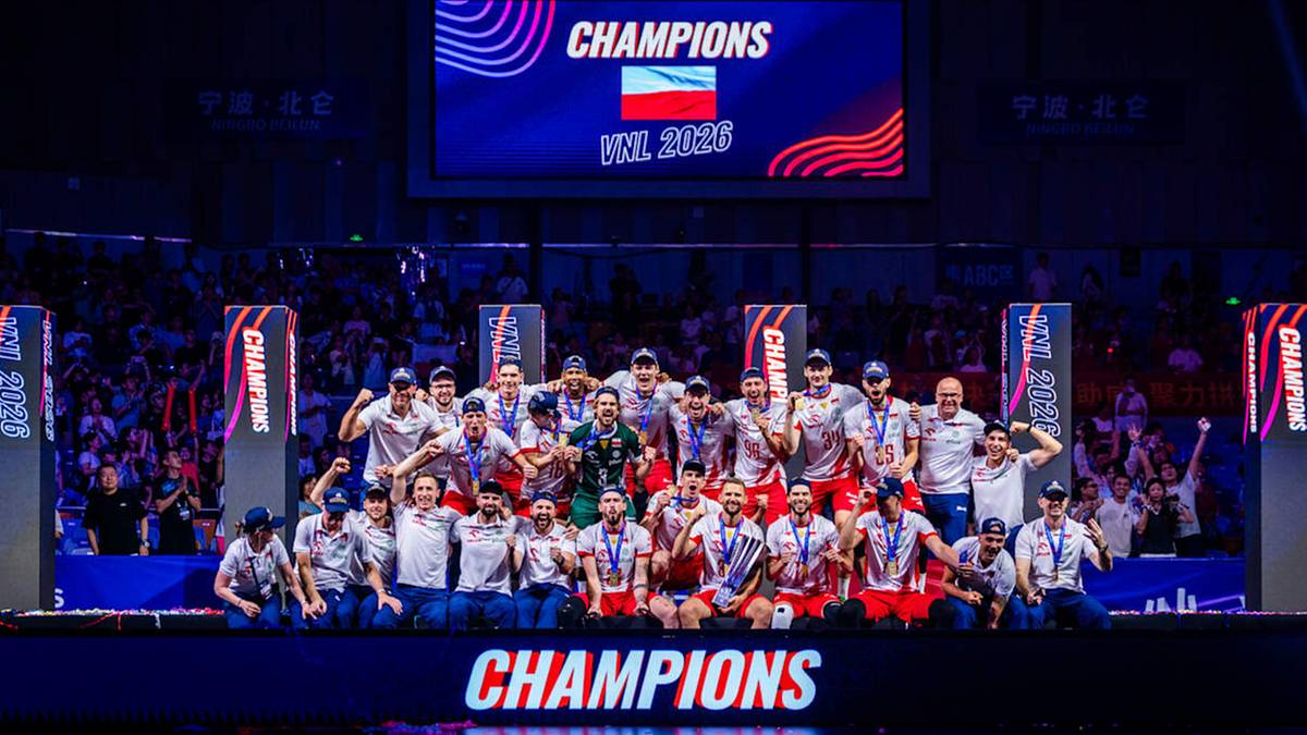 Drużyna siatkarzy świętująca zwycięstwo na podium, z napisem "CHAMPIONS" i flagą Polski na ekranie.