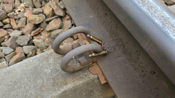 Naboje podłożone na tory. 