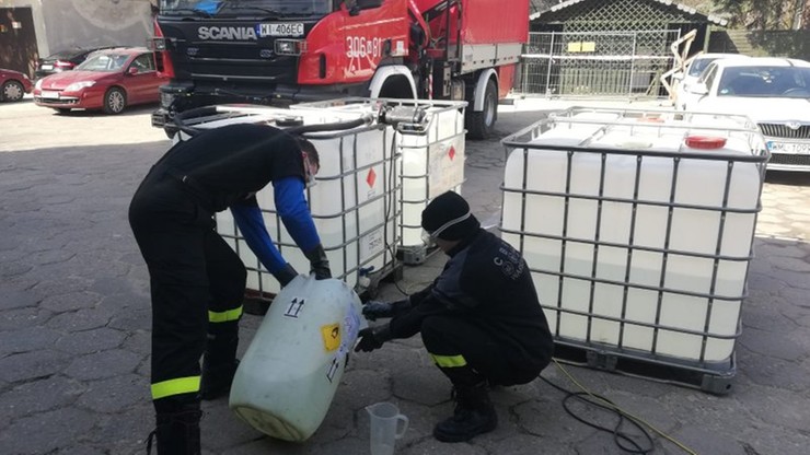 Strażacy z Warszawy wyprodukowali 13 tys. litrów płynu dezynfekcyjnego