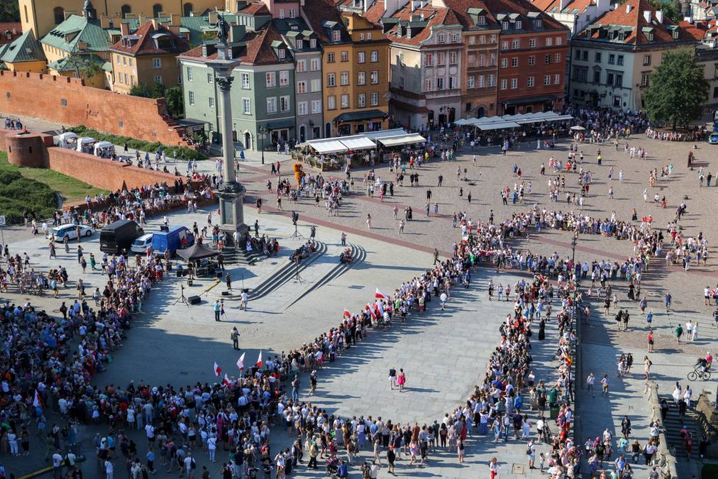 Na placu Zamkowym w Warszawie ludzie utworzyli wielką literę 