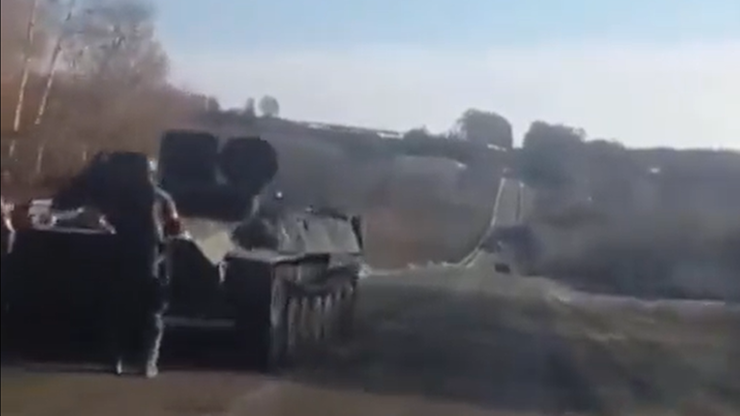 Wojna w Ukrainie. Czołg zmiażdżył samochód osobowy. Spalił się chłopczyk