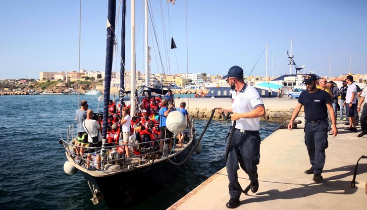Włochy: 40 migrantów zeszło z pokładu żaglowca na Lampedusie