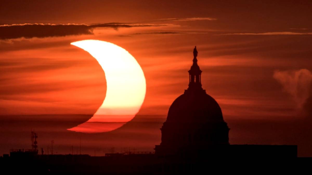 Księżyc przysłaniający Słońce podczas zaćmienia. Fot. NASA / Bill Ingalls.