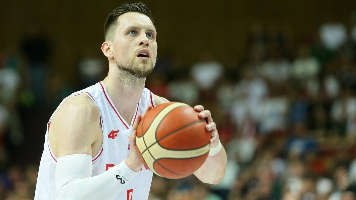 Mateusz Ponitka, koszykarz, przygotowuje się do rzutu