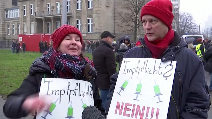 Niemcy. Protest antyszczepinkowców. Transparenty z napisami "szczepienie czyni wolnym"