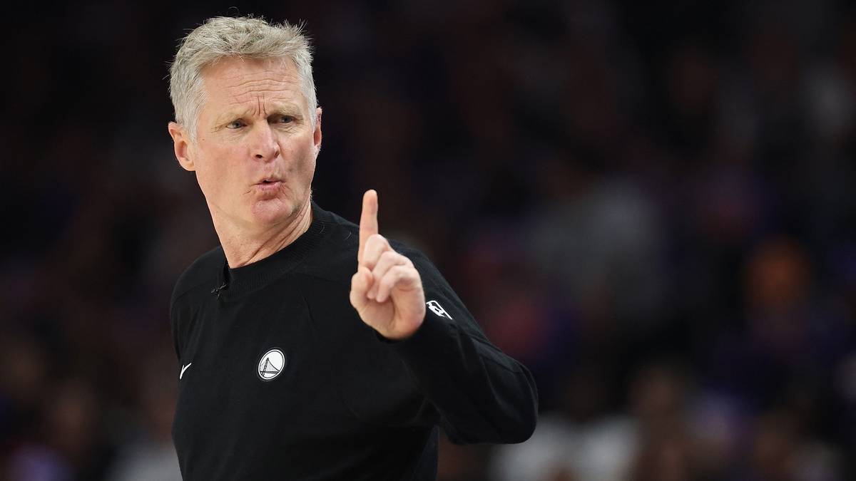 Steve Kerr, trener Golden State Warriors, wskazuje palcem w g&oacute;rę, przemawiając do swojej drużyny.