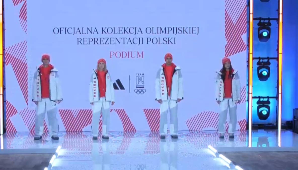 Cztery osoby w strojach reprezentacji Polski na tle ekranu z napisem "Oficjalna kolekcja olimpijskiej reprezentacji Polski"