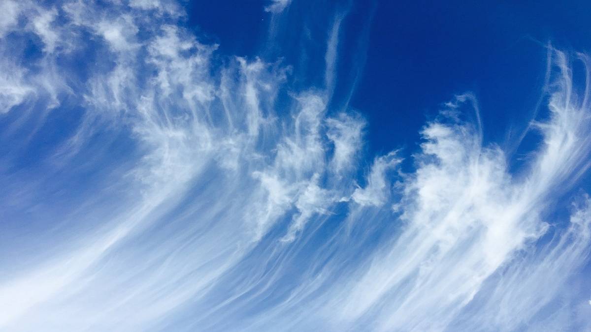 Tak wyglądają chmury pierzaste Cirrus. Fot. Pixabay.