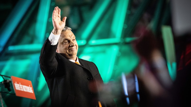 Węgierskie media: Mateusz Morawiecki jako pierwszy pogratulował Victorowi Orbanowi zwycięstwa