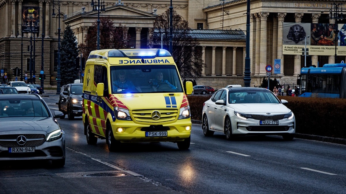 Ambulans został zablokowany przez dwie autonomiczne taksówki. Pacjenci zmarli