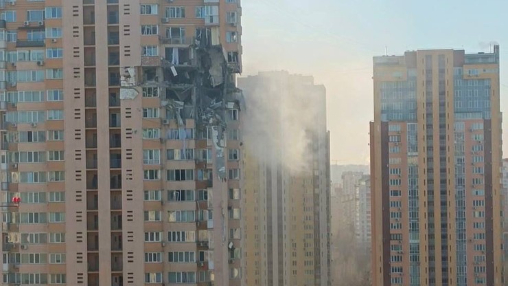 Atak Rosji na Kijów. Pocisk trafił w wieżowiec mieszkalny