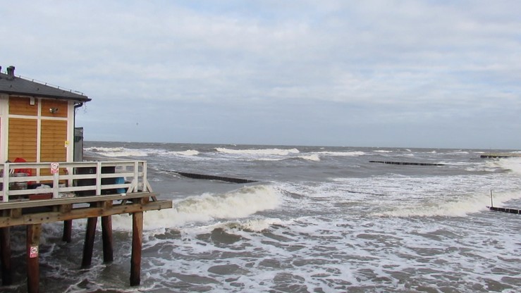Orkan szaleje nad morzem. Kilka tysięcy odbiorców bez prądu