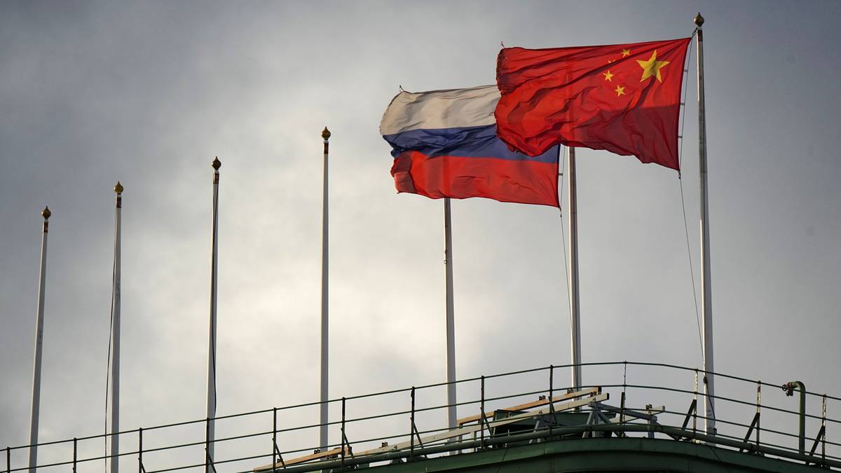 Flagi Chin i Rosji na masztach