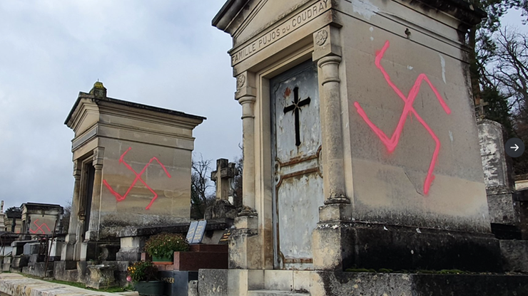 Francja: sprofanowano chrześcijański cmentarz. Na grobach namalowano swastyki