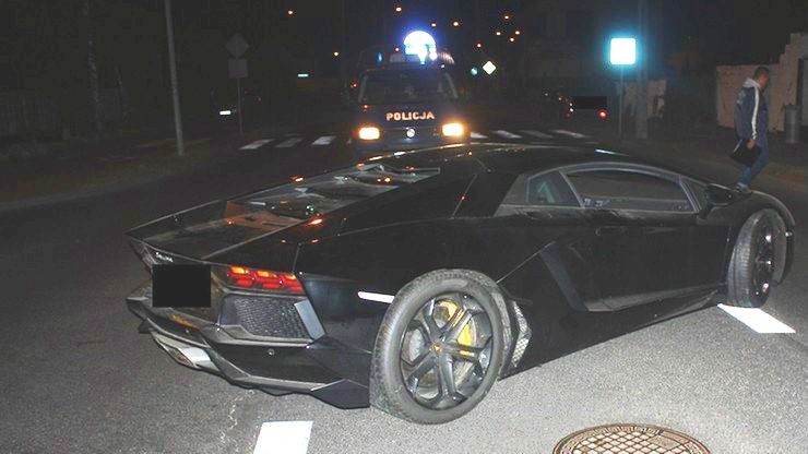 Otwarte Lamborghini na środku skrzyżowania. Ktoś porzucił superauto