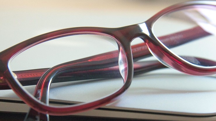 Okulary chronią przed koronawirusem? Wyniki badań chińskich naukowców