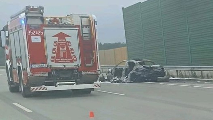 Wypadek na autostradzie A1. Auto spłonęło, rannego zabrał do szpitala śmigłowiec LPR