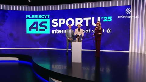 Trzy osoby stoją na scenie podczas gali wręczenia nagr&oacute;d plebiscytu "As Sportu Interii i Polsatu Sport 2025". W tle duży ekran z logo plebiscytu i nazwiskami.