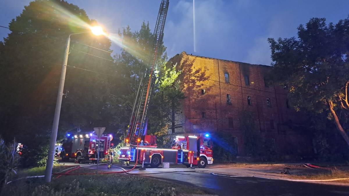 Pożar w zabytkowym młynie. Na miejscu setka strażaków