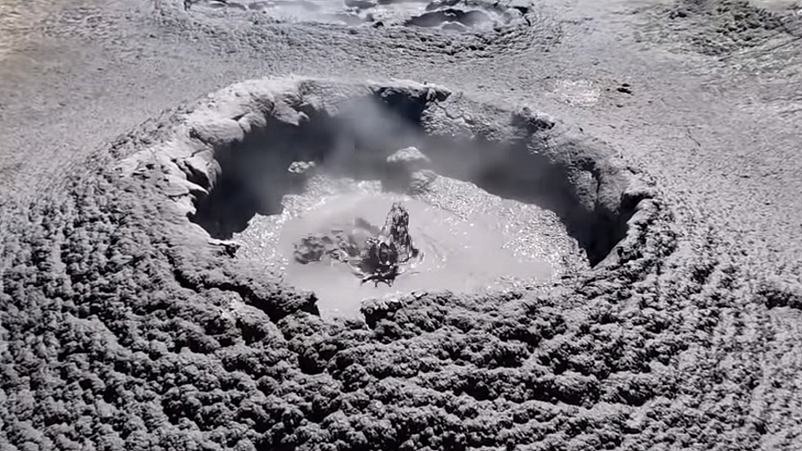 Erupcja wulkanu błotnego nad jeziorem Salton. Fot. YouTube / Wayne Christmas.