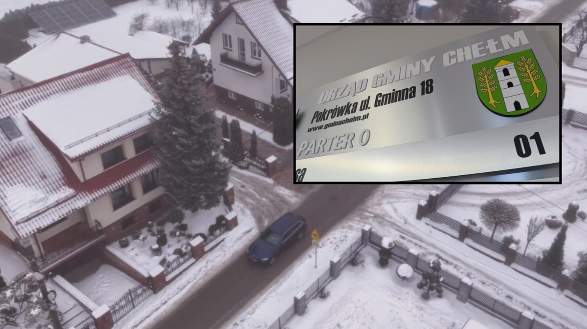 Widok na zabudowania dom&oacute;w w zimowej aurze oraz zbliżenie na tablicę informacyjną Urzędu Gminy Chełm.