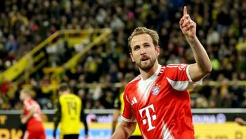 Piłkarz Bayernu Monachium Harry Kane świętujący bramkę, wskazując palcem w górę.