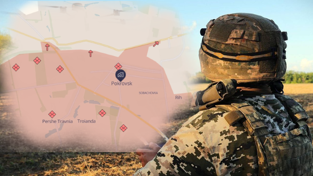 Żołnierz ukraiński patrzy na mapę okolic miasta Pokrowsk, na której zaznaczone są pozycje wojsk i obszary walk.