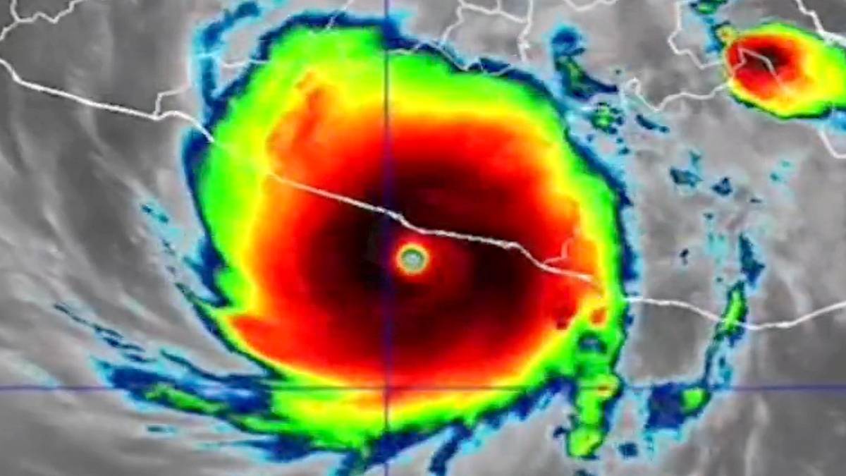 Zdjęcie satelitarne (w podczerwieni) huraganu Otis tuż przed uderzeniem w Meksyk. Fot. NOAA.
