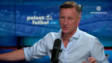 Portret Tomasza Hajto, m&oacute;wiącego do mikrofonu, na tle studia telewizyjnego "Polsat Futbol".