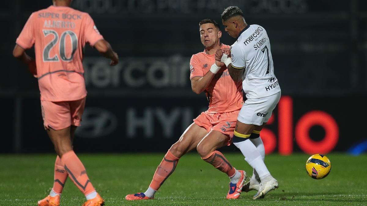 Piłkarze FC Porto walczą o piłkę podczas meczu.