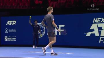 Dwóch młodych tenisistów na korcie tenisowym, jeden z nich trzyma piłkę w dłoni.