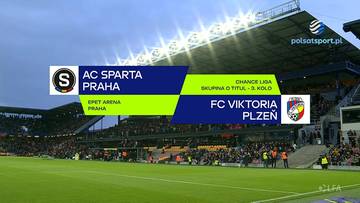 Plansza informacyjna z logo AC Sparta Praga i FC Viktoria Pilzno, informująca o meczu z cyklu Chance Liga. W tle widoczny fragment stadionu z kibicami.