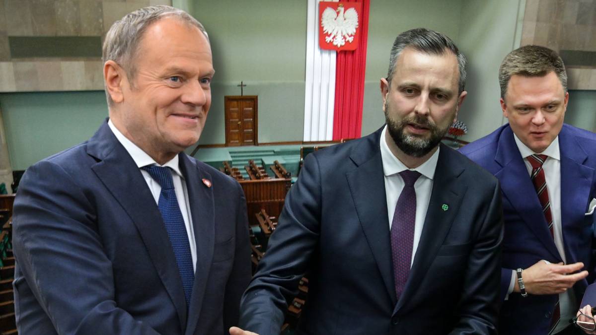 Donald Tusk i Włodzimierz Czarzasty na tle polskiej flagi w Sejmie.