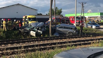 Wypadek na przejeździe kolejowym. Kierowca mógł pomylić biegi