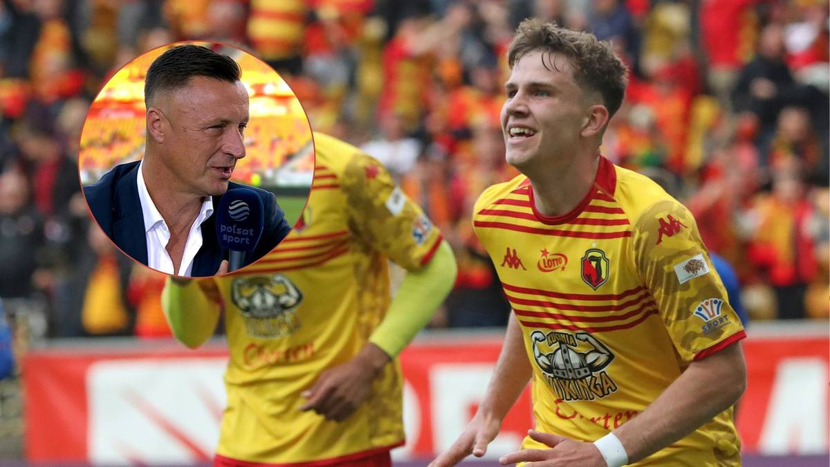 Piłkarz Jagiellonii Białystok w żółtym stroju z czerwonymi pasami uśmiecha się, obok niego w okręgu widoczny jest trener w garniturze.