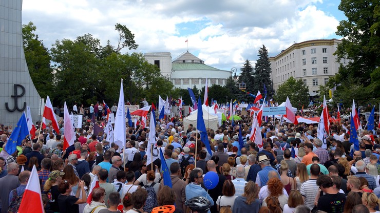 4,5 tys. czy 10 tys.? Różne dane policji i ratusza ws. liczby manifestantów przed Sejmem