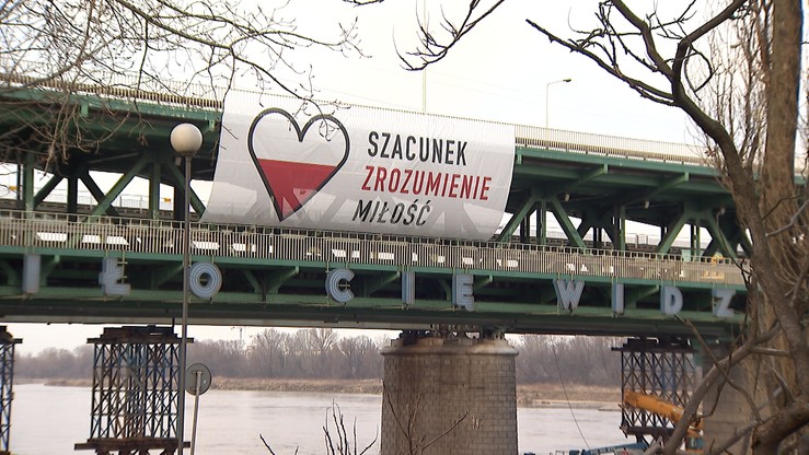 Wielki baner na Moście Gdańskim w Warszawie. Akcja Demokracja upamiętniła Pawła Adamowicza