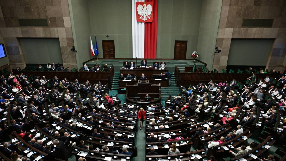 KO liderem w najnowszym sondażu. Cztery partie poza Sejmem