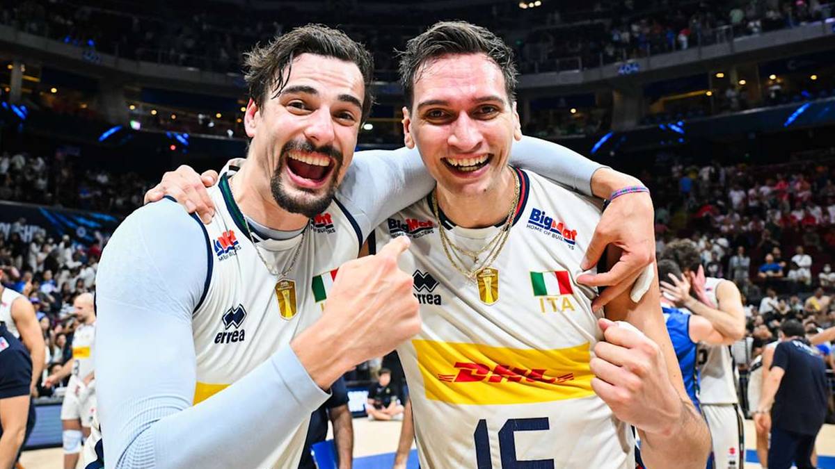 Dwóch siatkarzy reprezentacji Włoch, Simone Giannelli i Alessandro Michieletto, świętuje zwycięstwo.