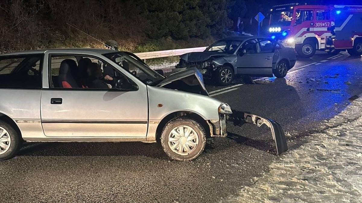 Zderzenie aut pod Kielcami, kobieta w szpitalu. Kierowca uciekł