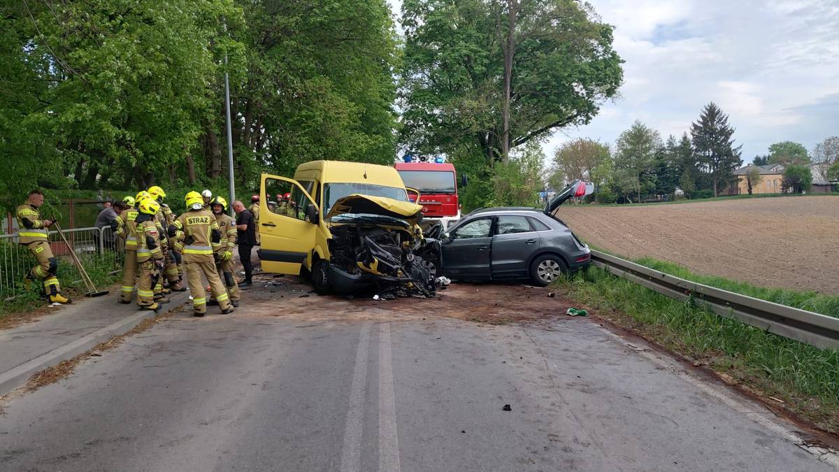 Zderzenie busa z samochodem pod Lublinem. Ponad dwudziestu rannych, w tym pięcioro dzieci