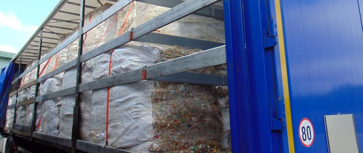 25 ton rozdrobnionych odpadów tworzyw sztucznych próbowano wwieźć pojazdem bez odpowiedniego oznakowania