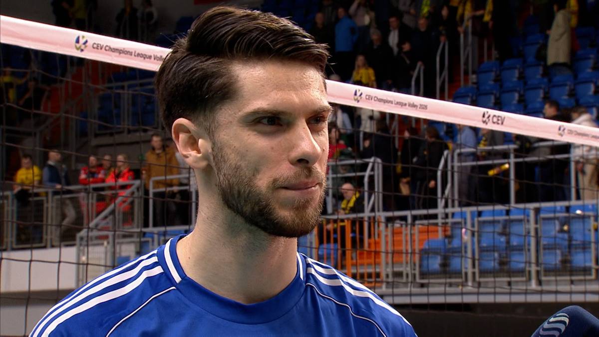 Siatkarz Aleksander Śliwka w stroju sportowym z bliska.