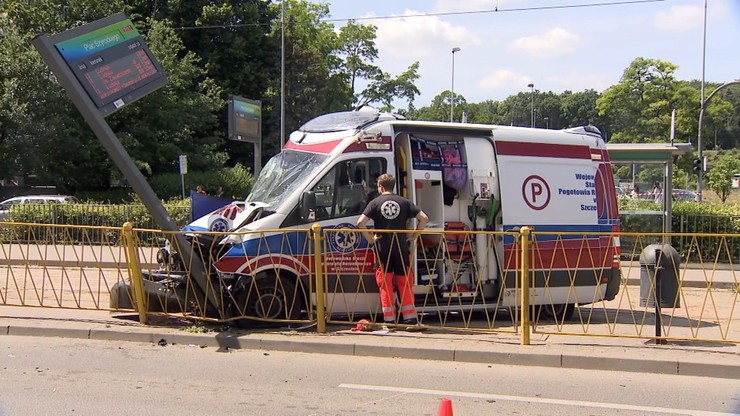 Rozpędzona karetka wpadła na przystanek tramwajowy w Szczecinie.