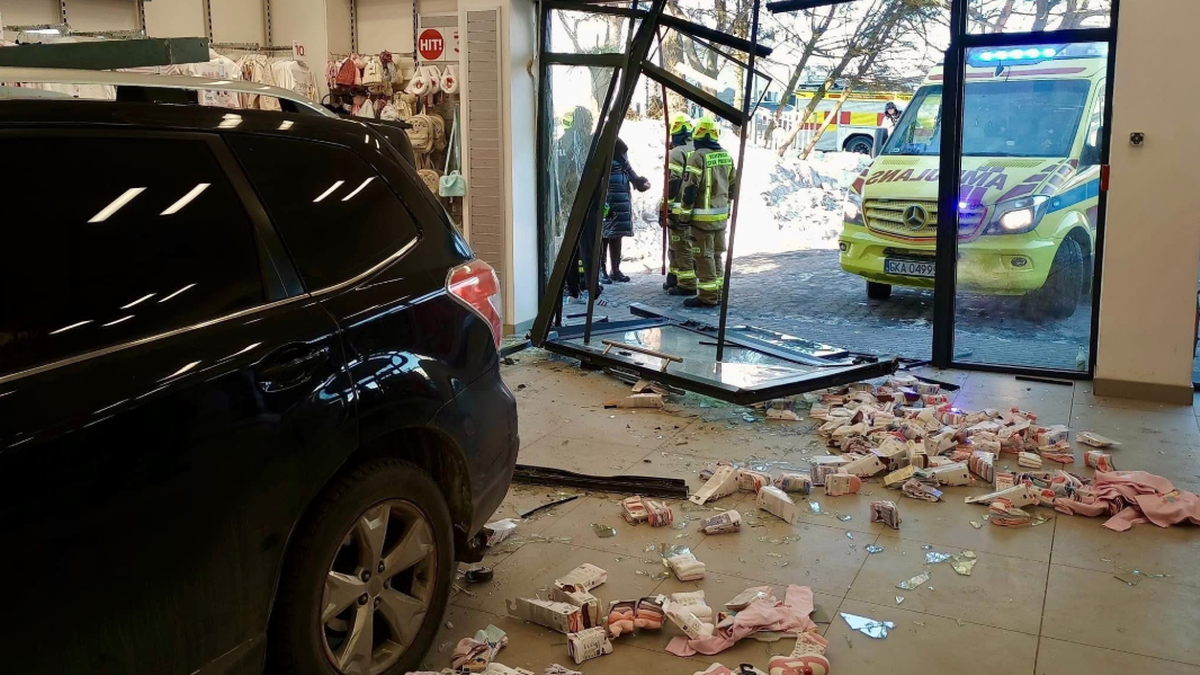 Staranowała witrynę i wjechała do sklepu. Kosztowna pomyłka 63-latki