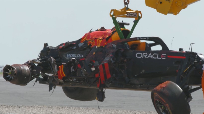GP Wielkiej Brytanii: Dramat Maxa Verstappena na początku wyścigu. Zdemolowany bolid i interwencja służb medycznych