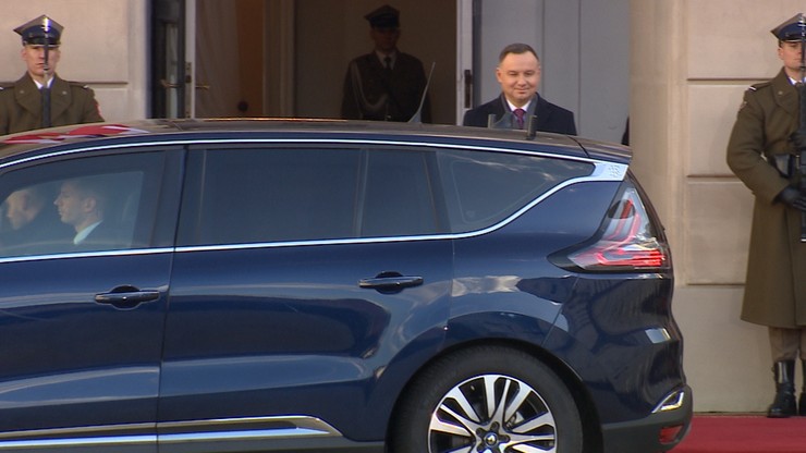 Niespodziewana sytuacja podczas wizyty w Polsce. Macron musiał zmienić samochód